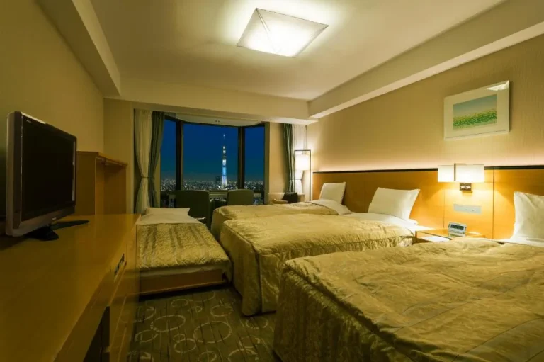 Familienzimmer bei Nacht mit Stadtlichtern im Asakusa View Hotel in Tokio