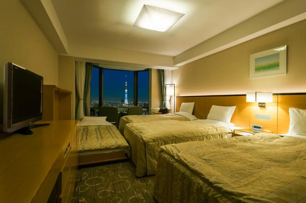 Familienzimmer bei Nacht mit Stadtlichtern im Asakusa View Hotel in Tokio