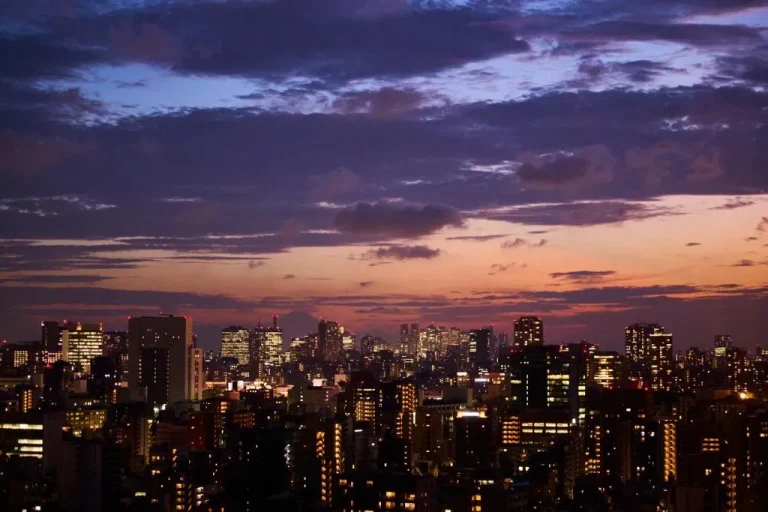 Skyline von Tokio bei Sonnenuntergang vom Asakusa View Hotel