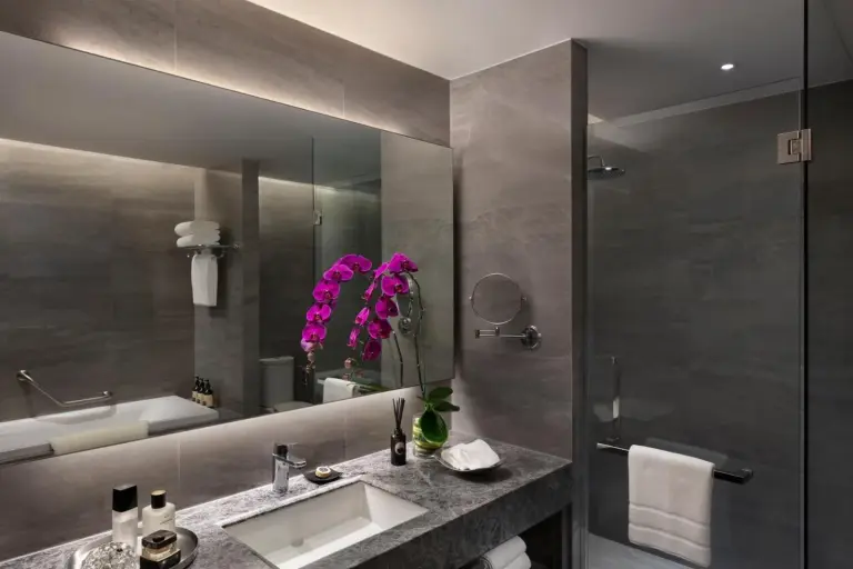 Baño elegante en Ascott Embassy Sathorn Bangkok con decoración floral