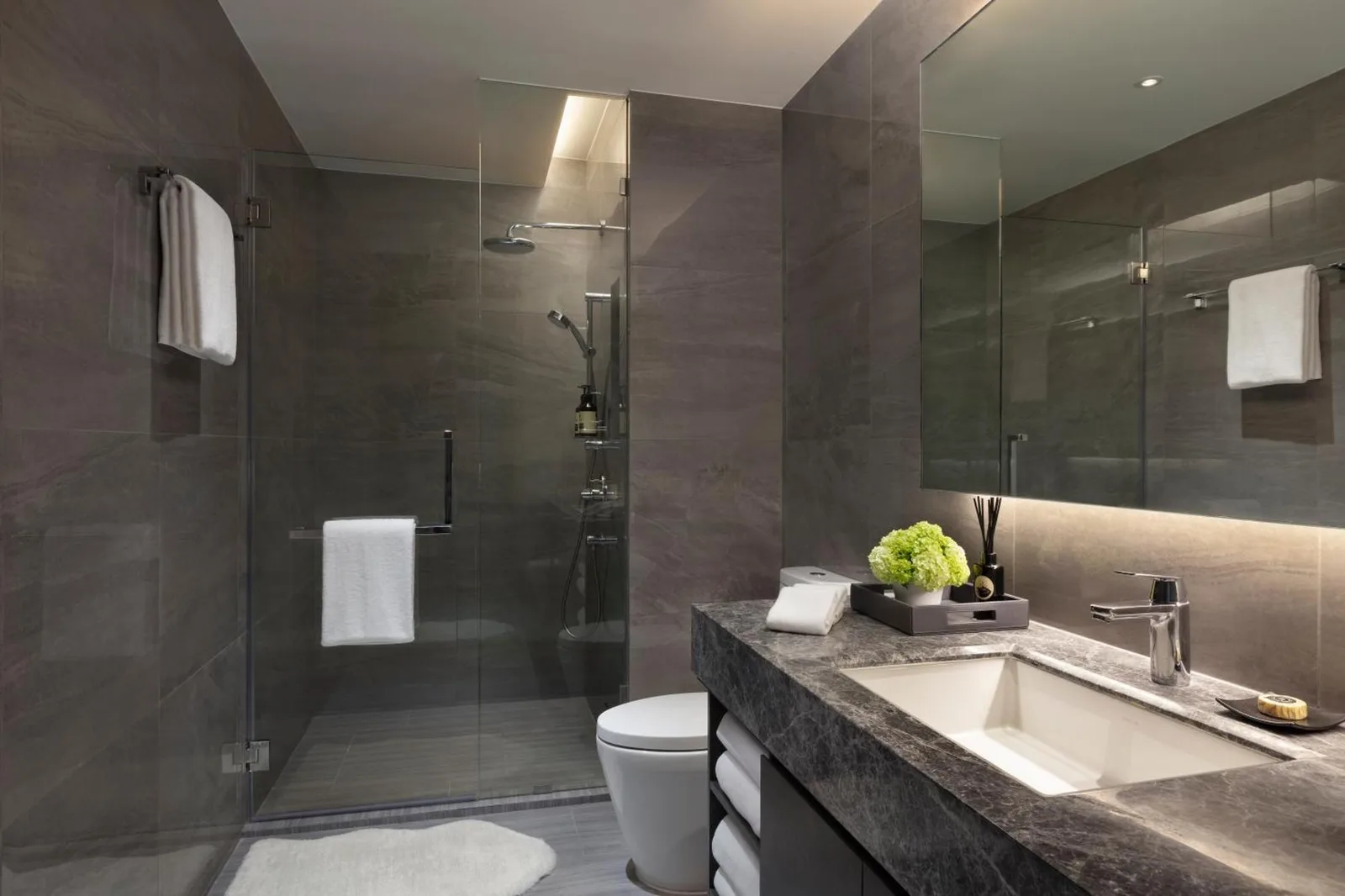 Baño en Ascott Embassy Sathorn Bangkok con diseño elegante