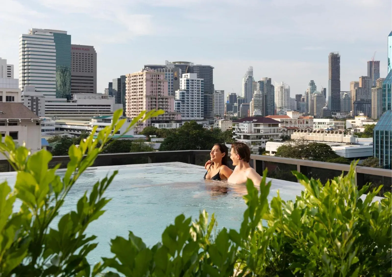 Piscina en la azotea de Ascott Embassy Sathorn Bangkok con vistas al skyline de la ciudad