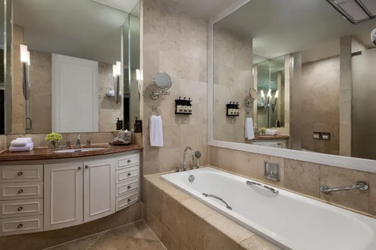 Baño moderno en Ascott Jakarta