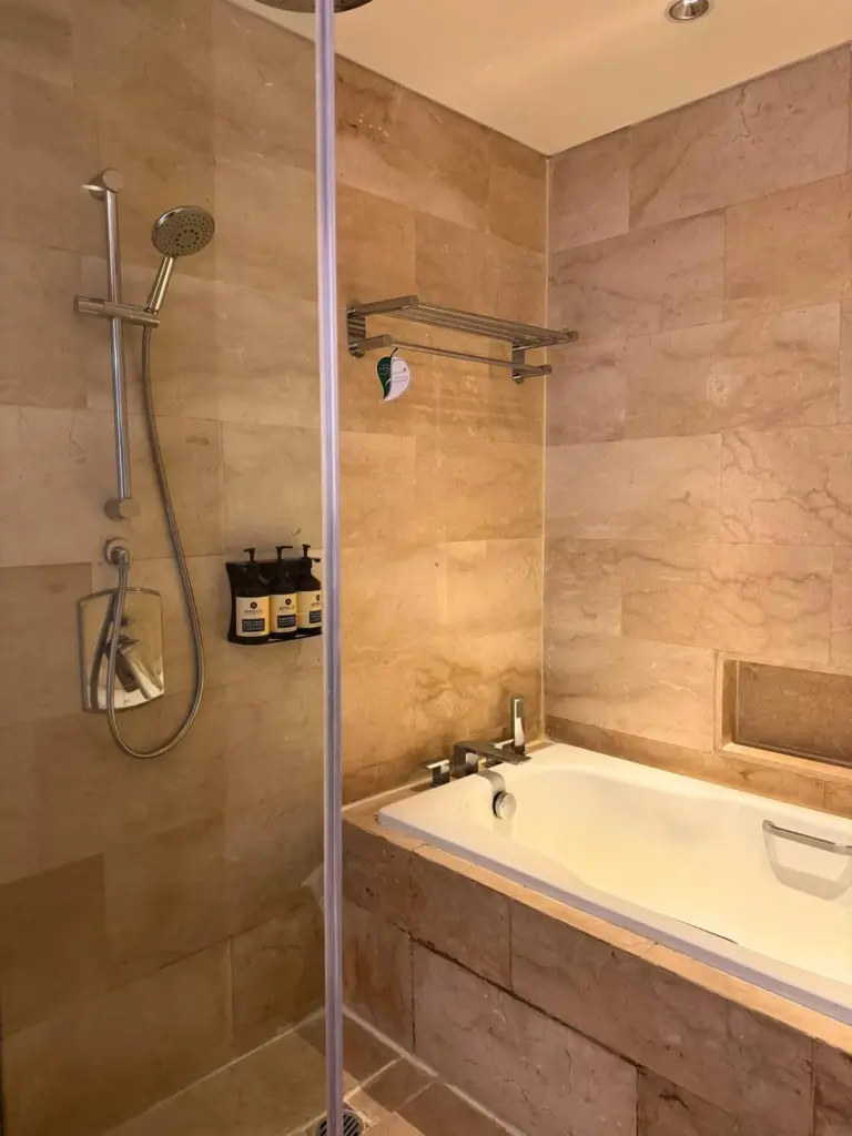 Ducha del baño en Ascott Kuningan Jakarta