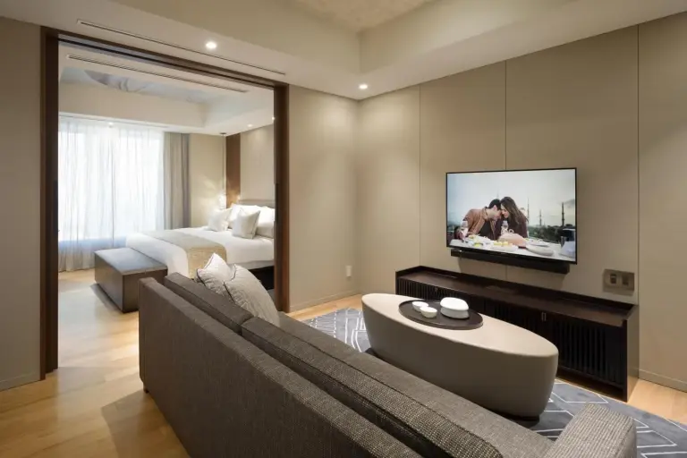 Área de sala de estar en la suite de Ascott Marunouchi Tokyo