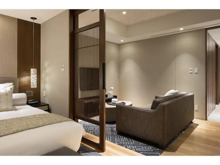 Área de estar de la suite en Ascott Marunouchi Tokyo