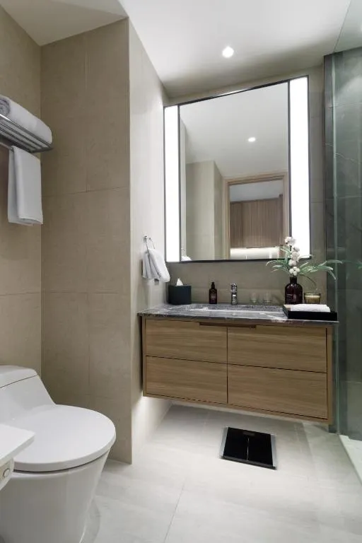 Ascott Menteng Jakarta – hotel en Yakarta, Indonesia – una cocina con una mesa blanca y sillas en Ascott Menteng Jakarta en Yakarta
