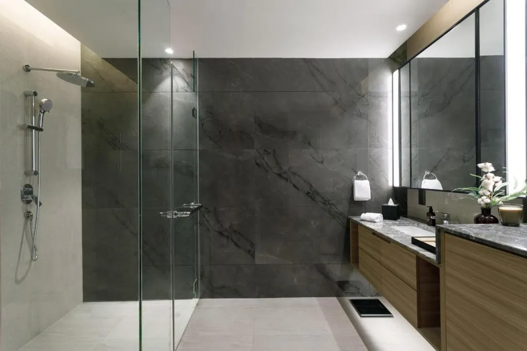 Baño lujoso de Ascott Menteng Jakarta con ducha de cristal