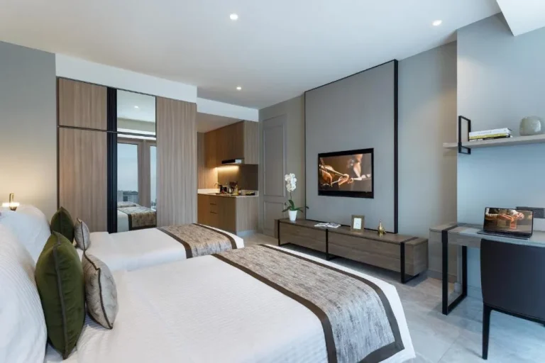 Habitación de huéspedes de Ascott Menteng Jakarta con camas dobles