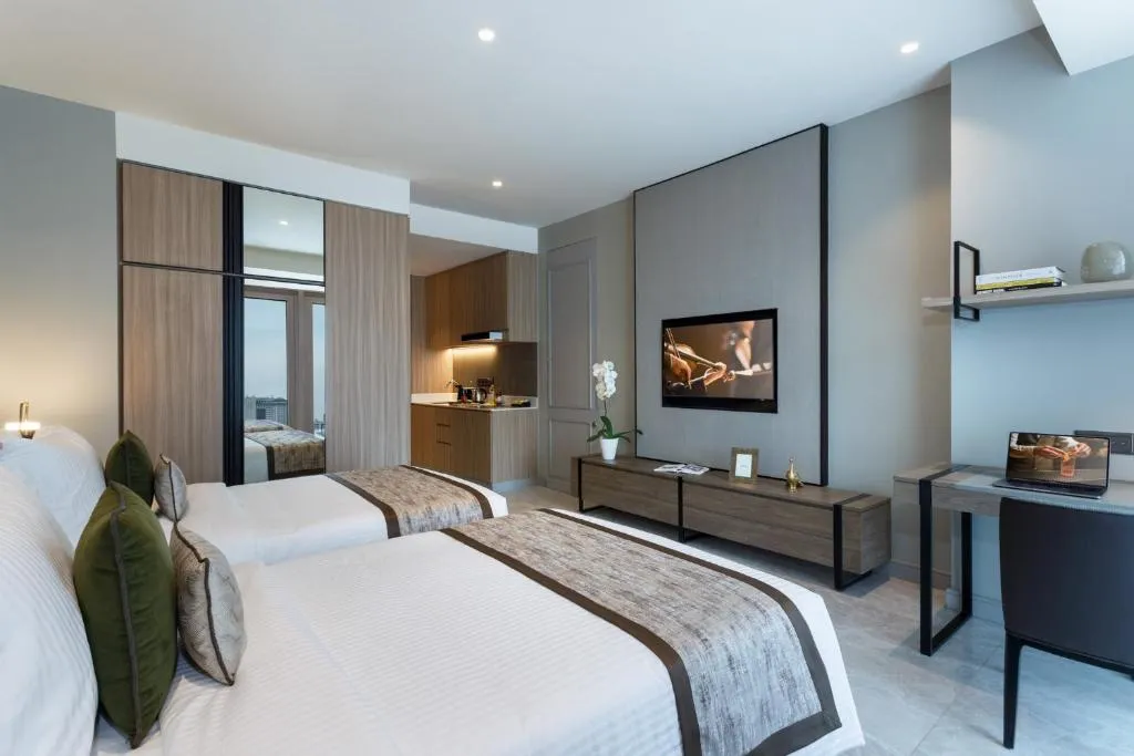 Habitación de huéspedes de Ascott Menteng Jakarta con camas dobles