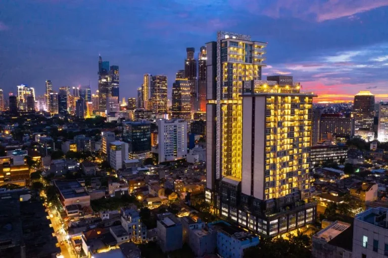 Ascott Menteng Yakarta elevándose sobre el horizonte de la ciudad de noche
