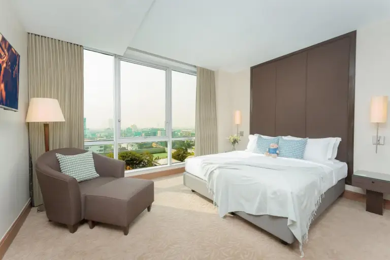 Habitación de huéspedes de Ascott Sathorn Bangkok con balcón