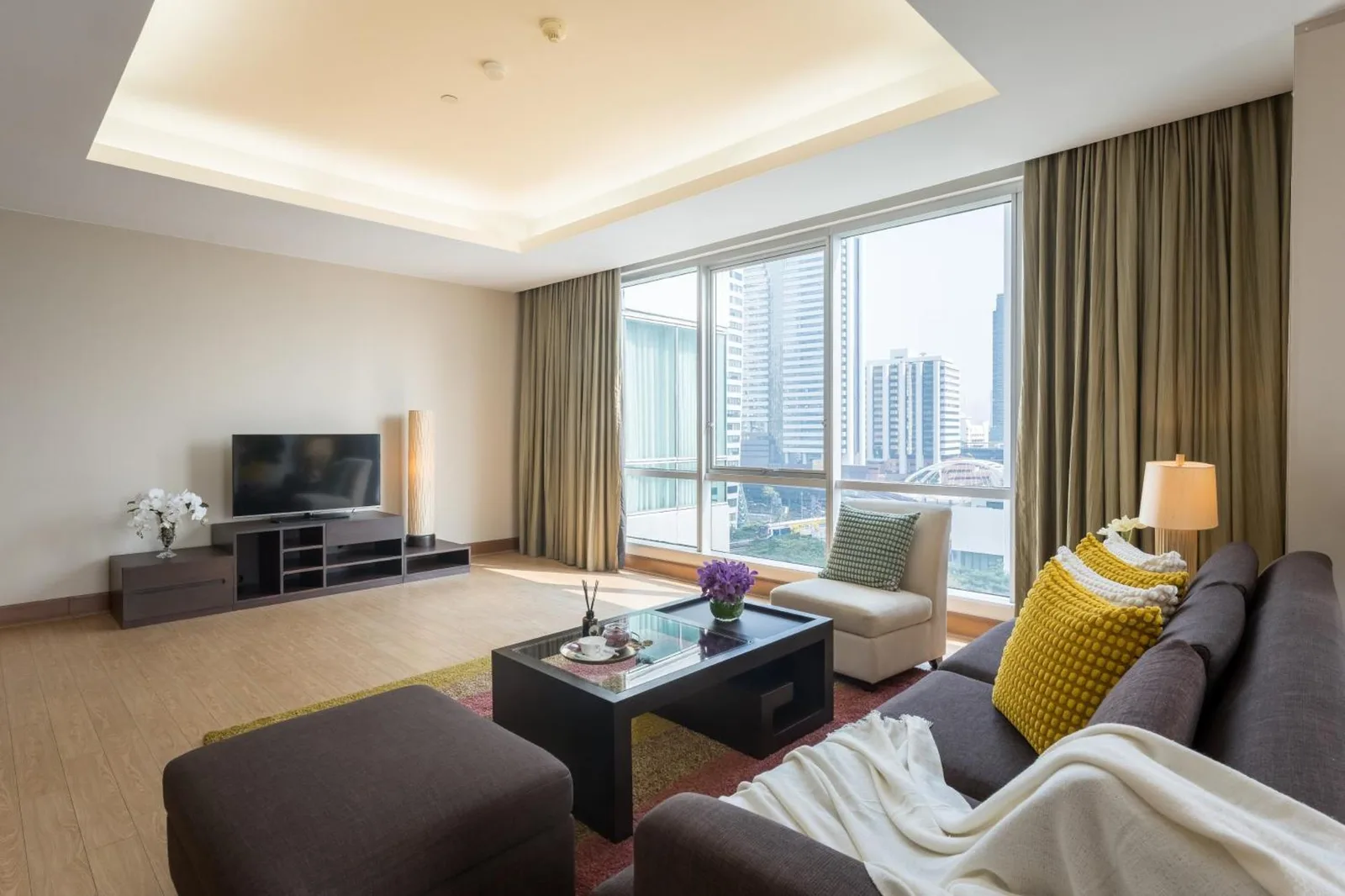 Área de estar de Ascott Sathorn Bangkok con luz natural