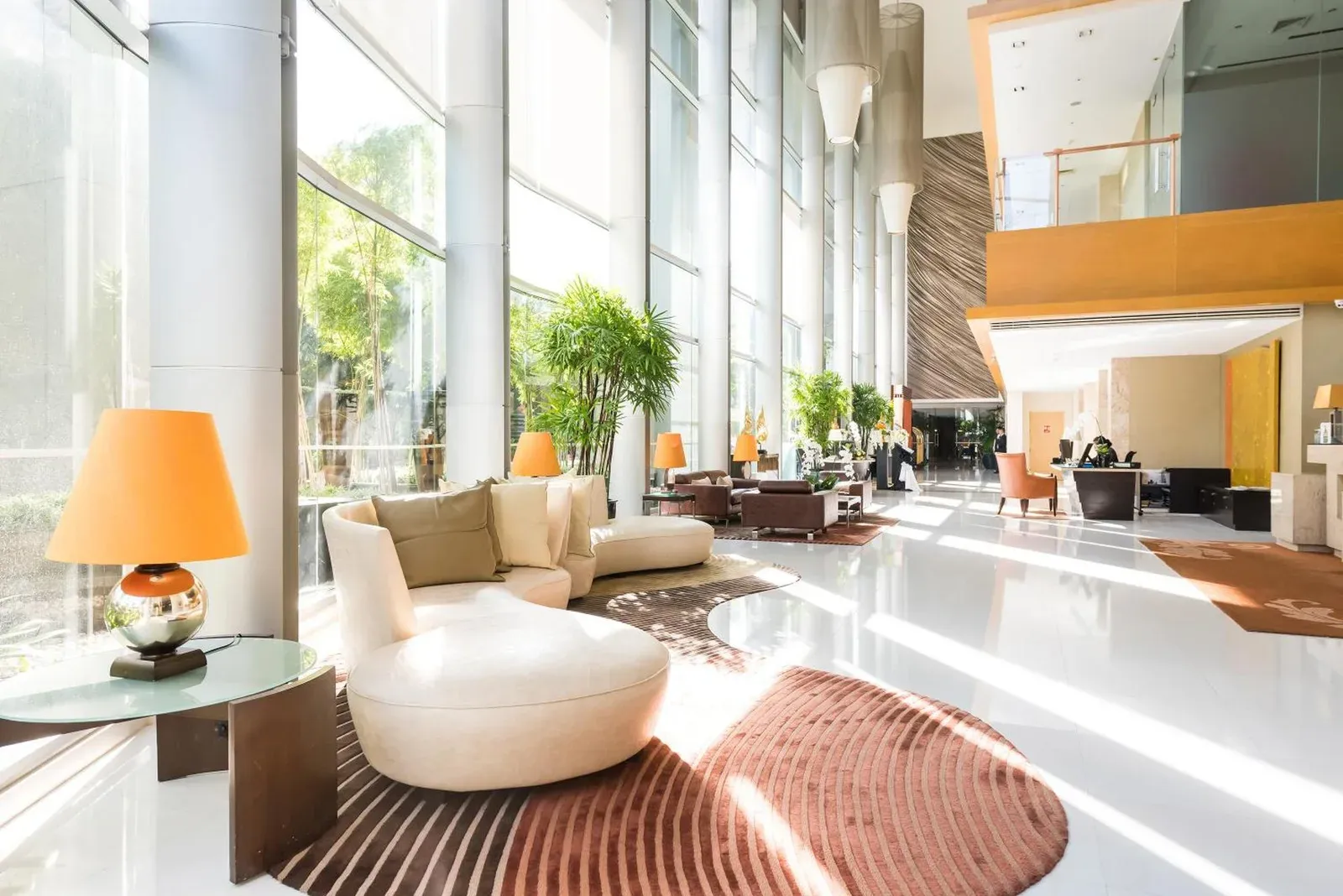 Área de recepción de Ascott Sathorn Bangkok con luz natural