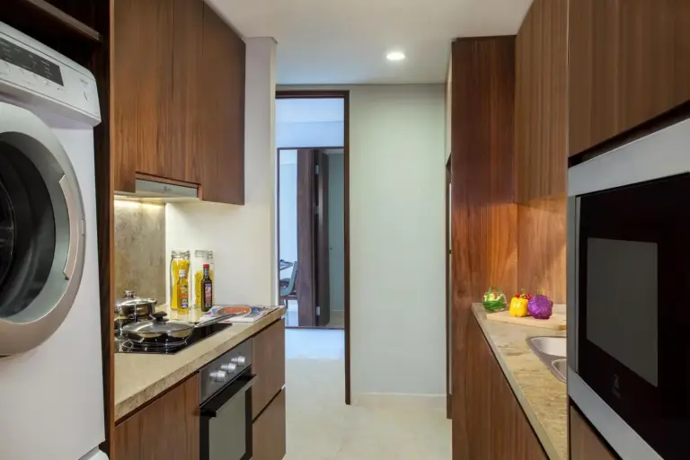 Cocina con electrodomésticos de Ascott Sudirman Jakarta