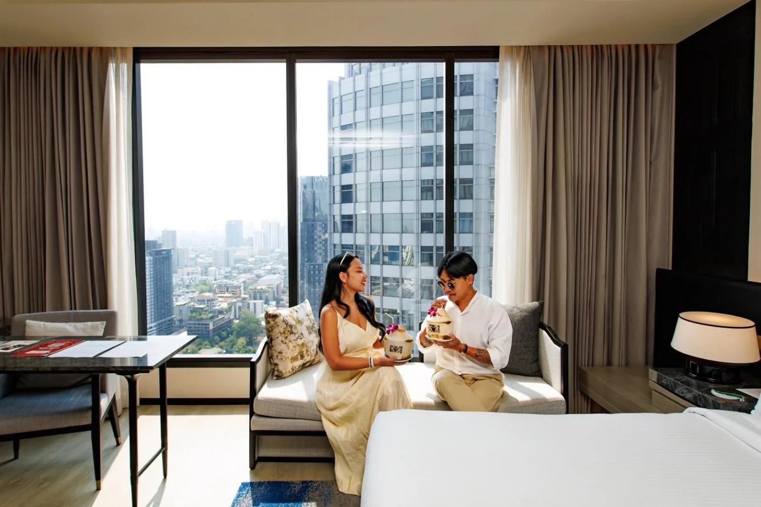 Pareja disfrutando del tiempo en la habitación en Ascott Thonglor Bangkok