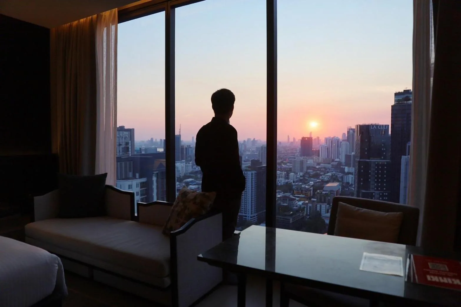 Vista del atardecer desde la habitación en Ascott Thonglor Bangkok