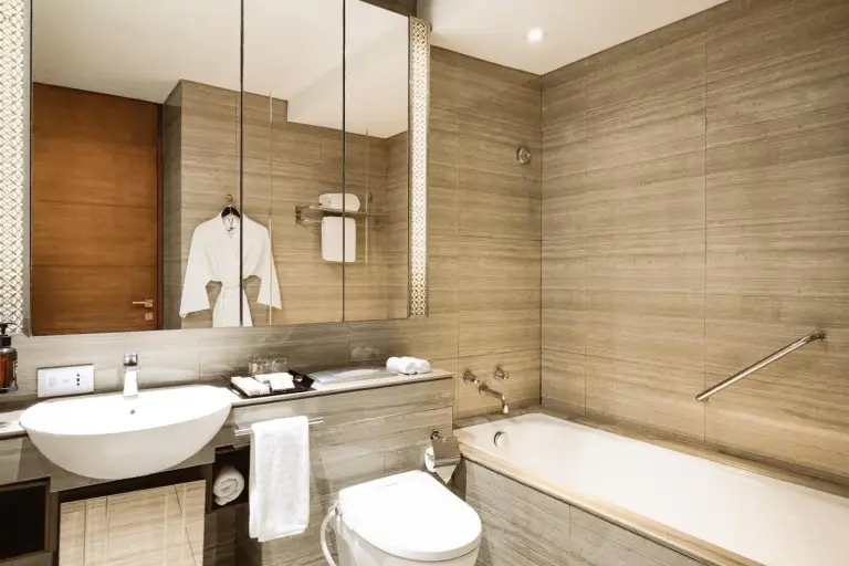 Badezimmer im Ascott Waterplace Surabaya mit modernen Annehmlichkeiten
