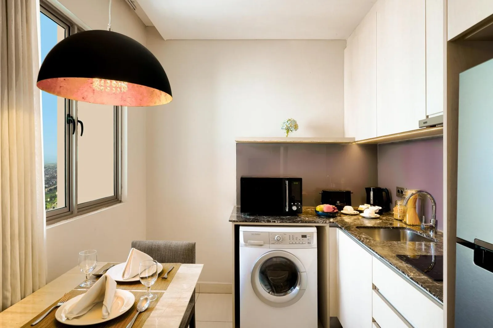Kochnische im Ascott Waterplace Surabaya mit Essbereich