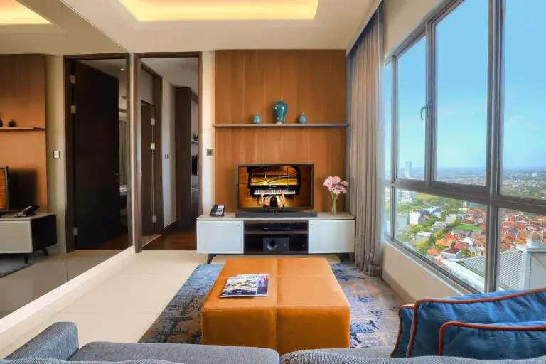 Wohnzimmer im Ascott Waterplace Surabaya mit Stadtblick