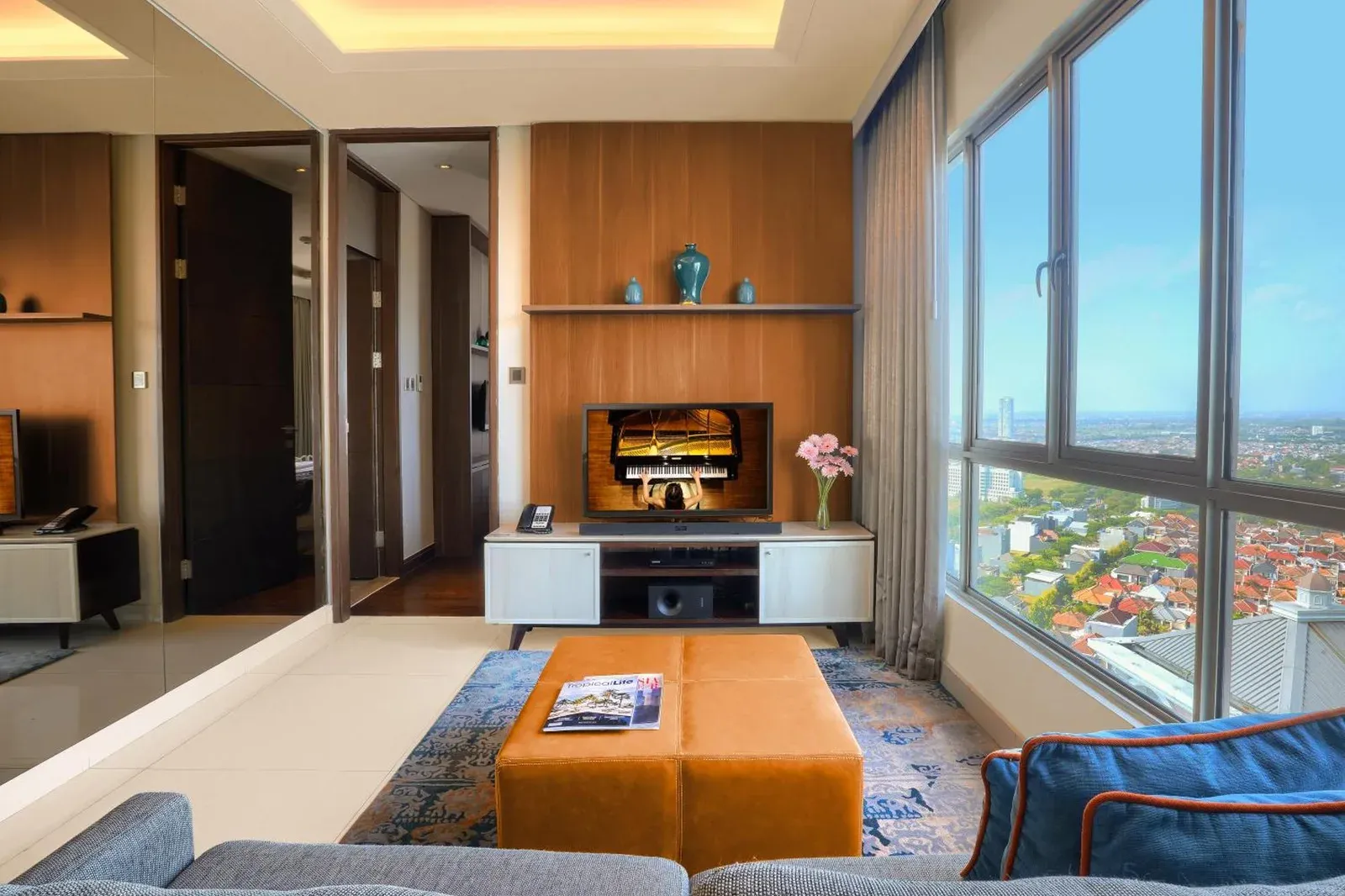 Wohnzimmer im Ascott Waterplace Surabaya mit Stadtblick