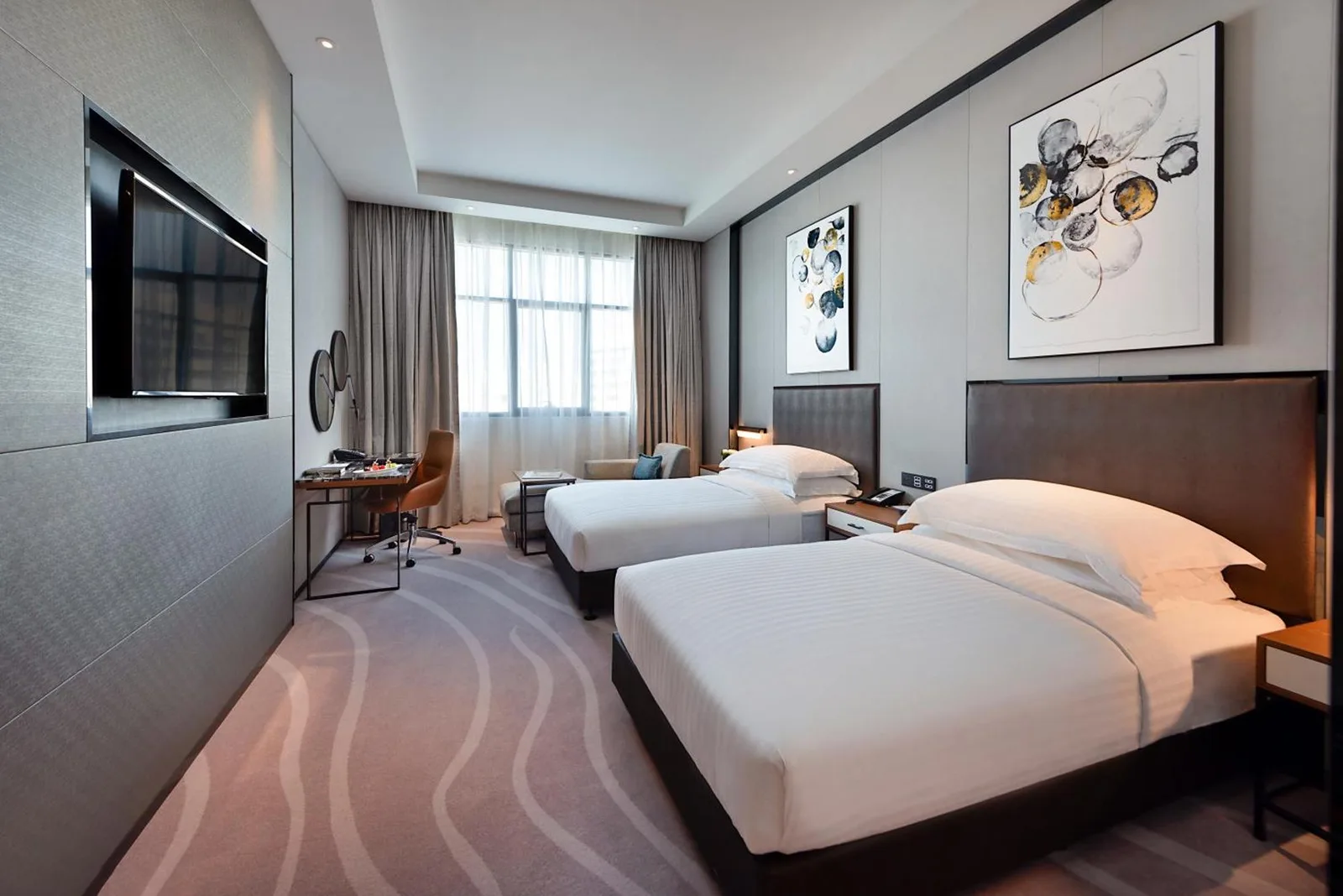 Asiana Grand Hotel Dubai Double Room mit einem King-Bett, zwei Stühlen und einem TV-Schrank