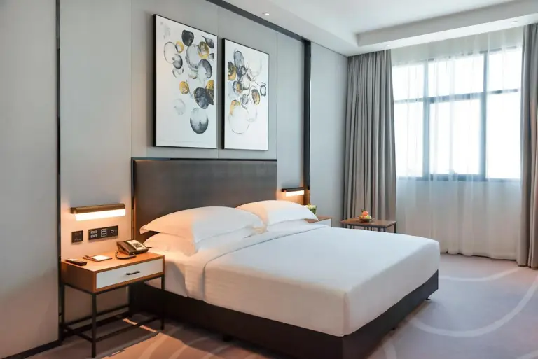 Asiana Grand Hotel Dubai King Room mit einem großen Bett, Nachttischen und dezentem, neutralem Dekor