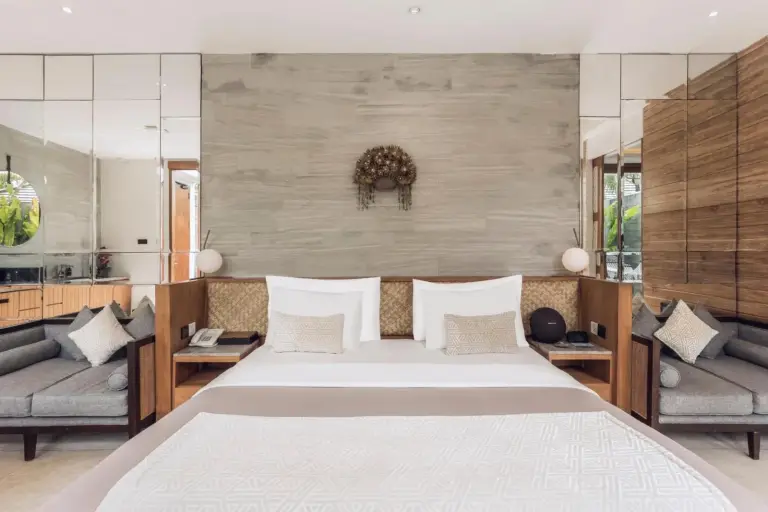 Dormitorio de Astera Villa Seminyak con mobiliario elegante