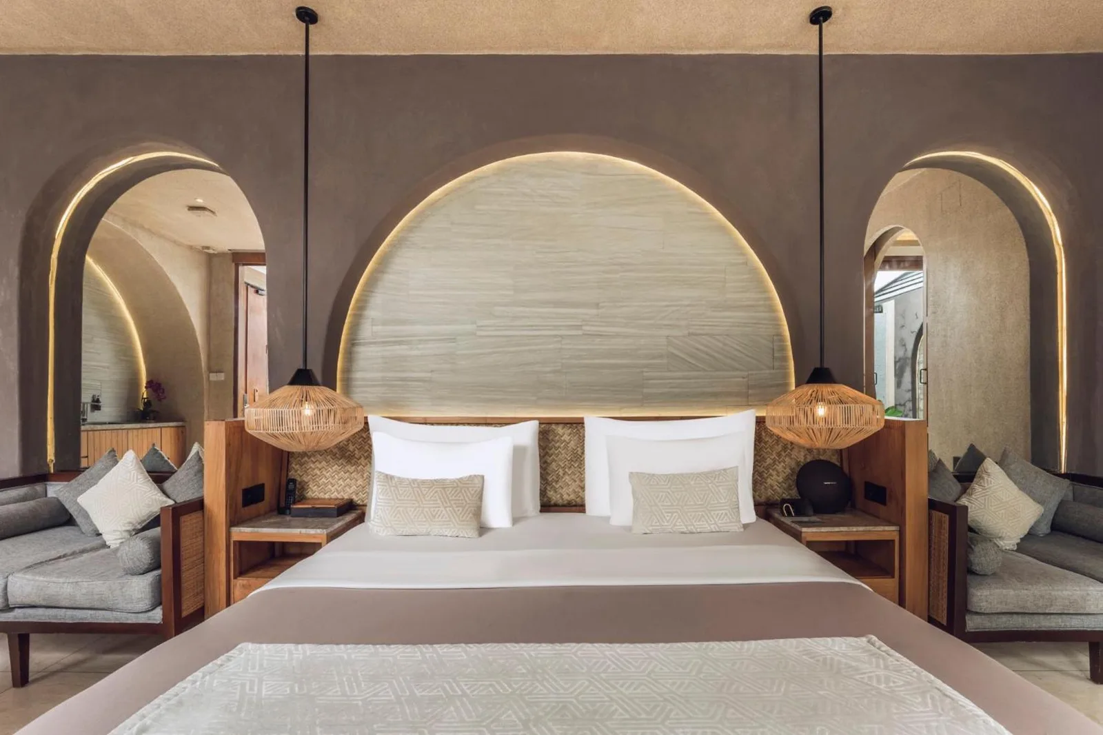 Dormitorio de Astera Villa Seminyak con elementos de iluminación decorativa