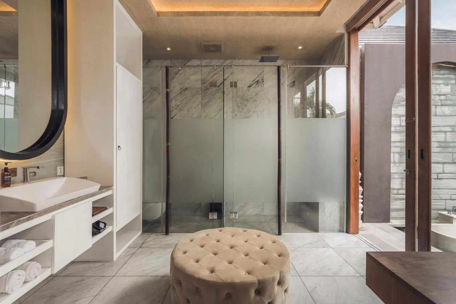 Baño de Astera Villa Seminyak con diseño moderno