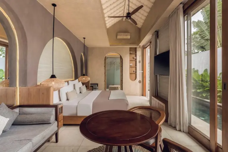 Dormitorio de Astera Villa Seminyak elegantemente diseñado con luz natural