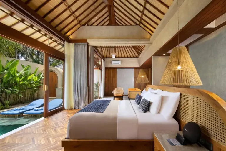Asvara Resort & Spa Ubud by Ini Vie Hospitality – hôtel à Ubud, Indonésie – une piscine avec un gâteau sur une table à côté d'une maison à Asvara Resort & Spa Ubud by Ini Vie Hospitality à Ubud
