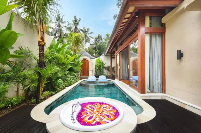 Asvara Resort & Spa Ubud by Ini Vie Hospitality – hôtel à Ubud, Indonésie – une femme marchant sur une allée à travers un jardin à Asvara Resort & Spa Ubud by Ini Vie Hospitality à Ubud