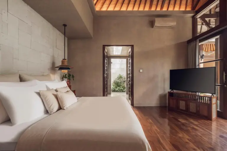 Dormitorio elegante en Asvara Villa Ubud by Ini Vie Hospitality