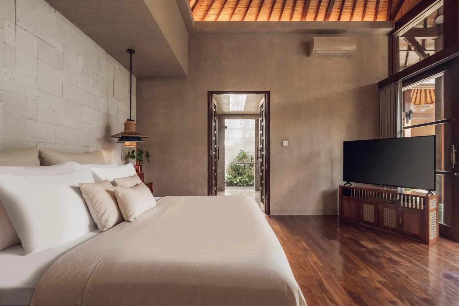 Dormitorio elegante en Asvara Villa Ubud by Ini Vie Hospitality