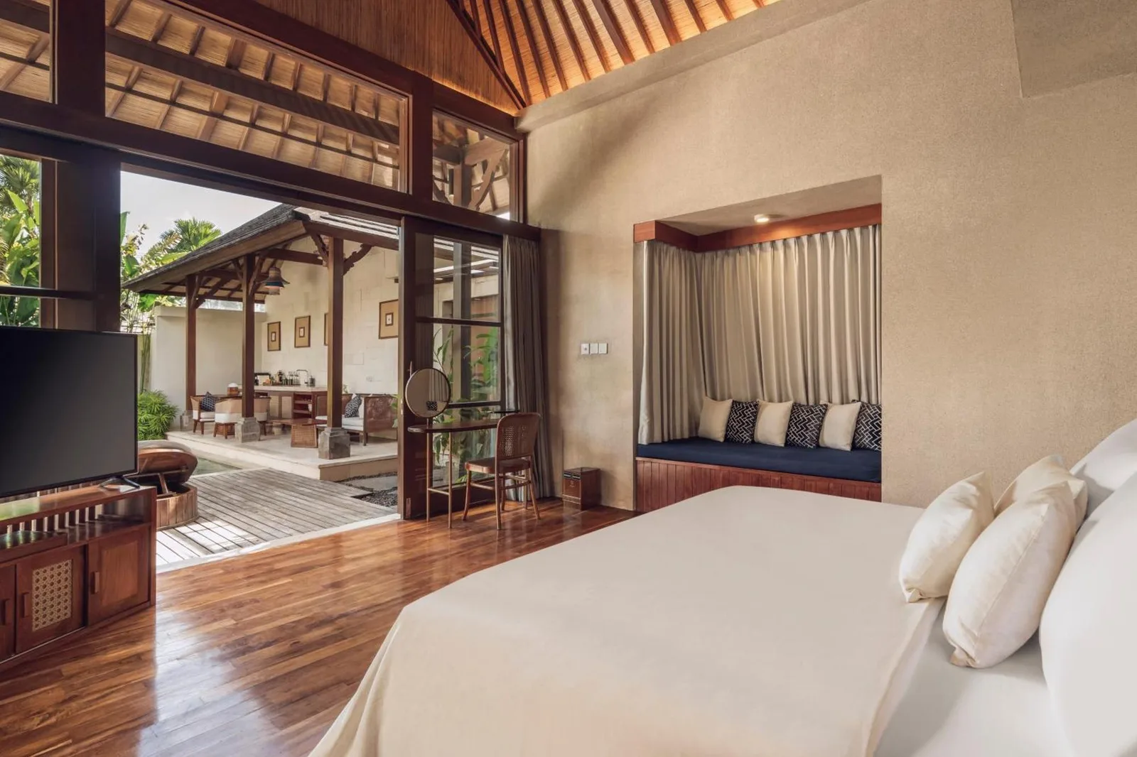 Vista acogedora del dormitorio en Asvara Villa Ubud by Ini Vie Hospitality