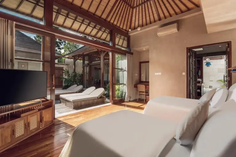 Vista interior de la habitación de huéspedes en Asvara Villa Ubud by Ini Vie Hospitality
