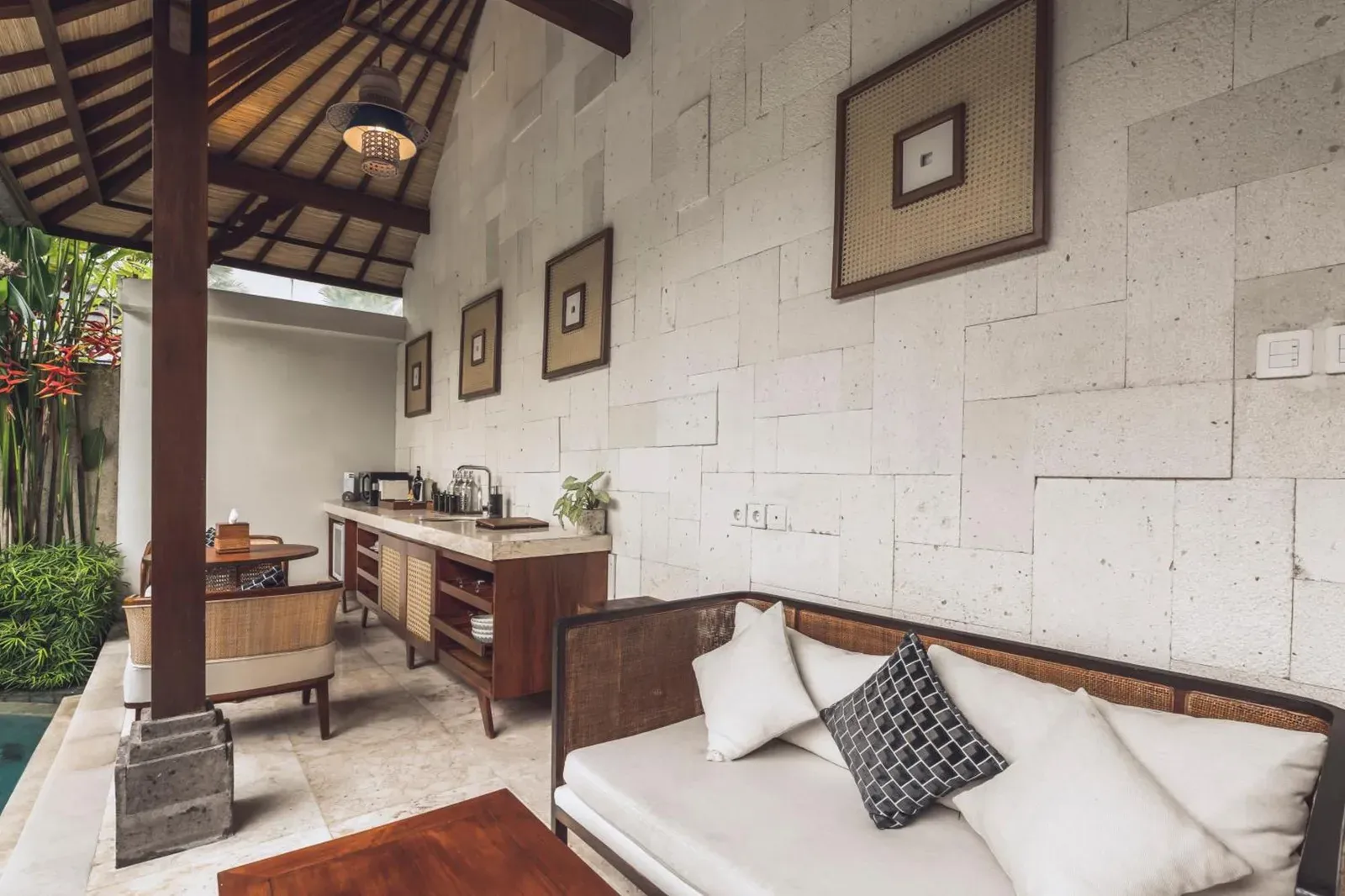 Zona de cocina americana en Asvara Villa Ubud by Ini Vie Hospitality