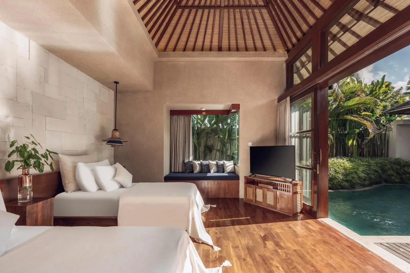 Zona de estar en el dormitorio en Asvara Villa Ubud by Ini Vie Hospitality