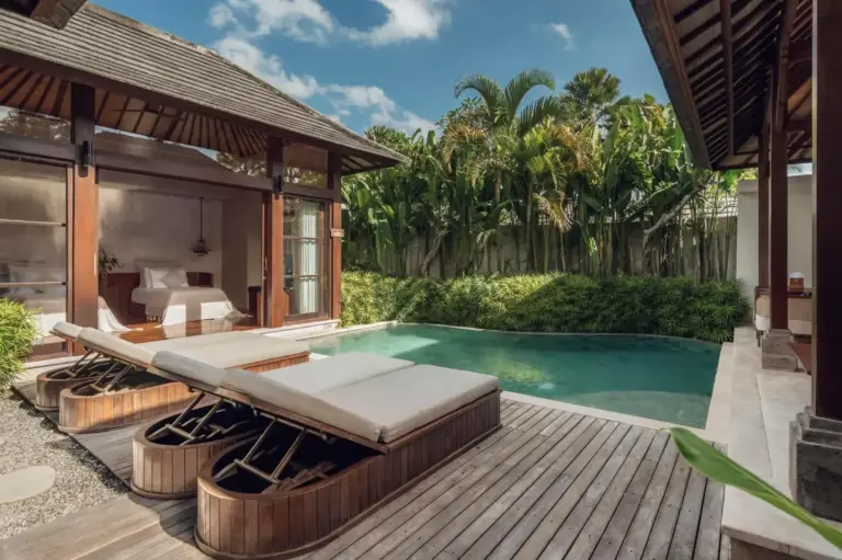 Tumbonas junto a la piscina en Asvara Villa Ubud by Ini Vie Hospitality