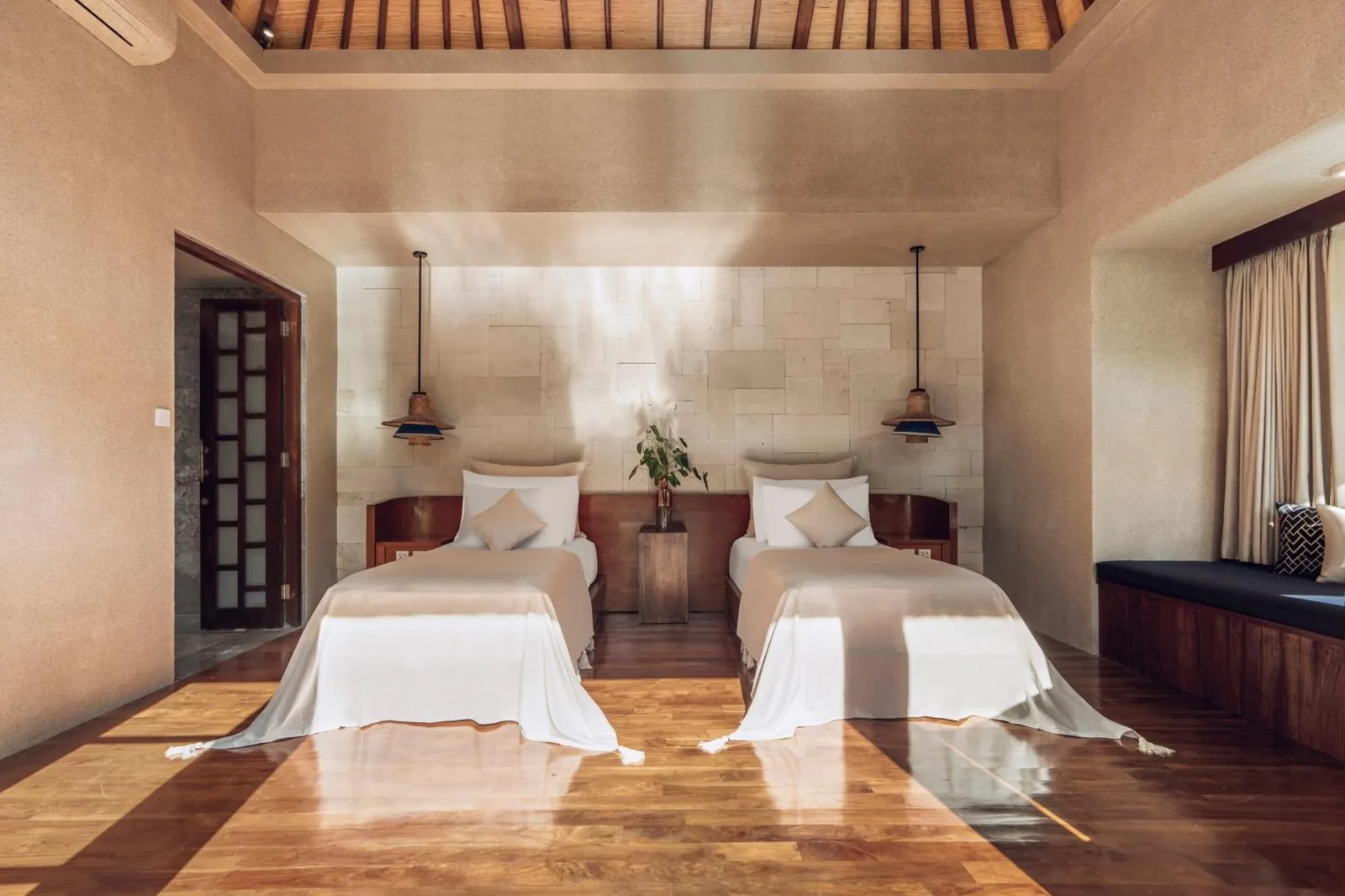 Camas individuales en una habitación de huéspedes en Asvara Villa Ubud by Ini Vie Hospitality