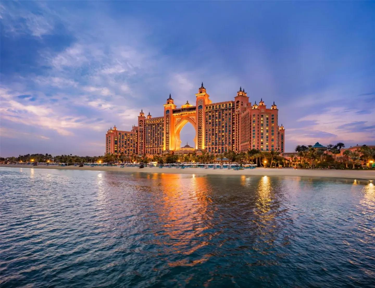 Beeindruckende Außenansicht von Atlantis, The Palm in Dubai bei Sonnenuntergang
