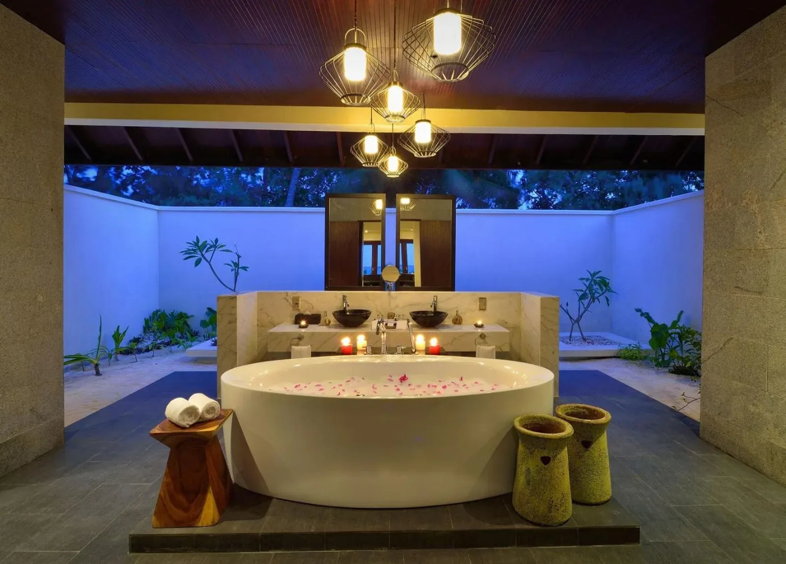 Ruhiges Badezimmer in einer Villa im Atmosphere Kanifushi