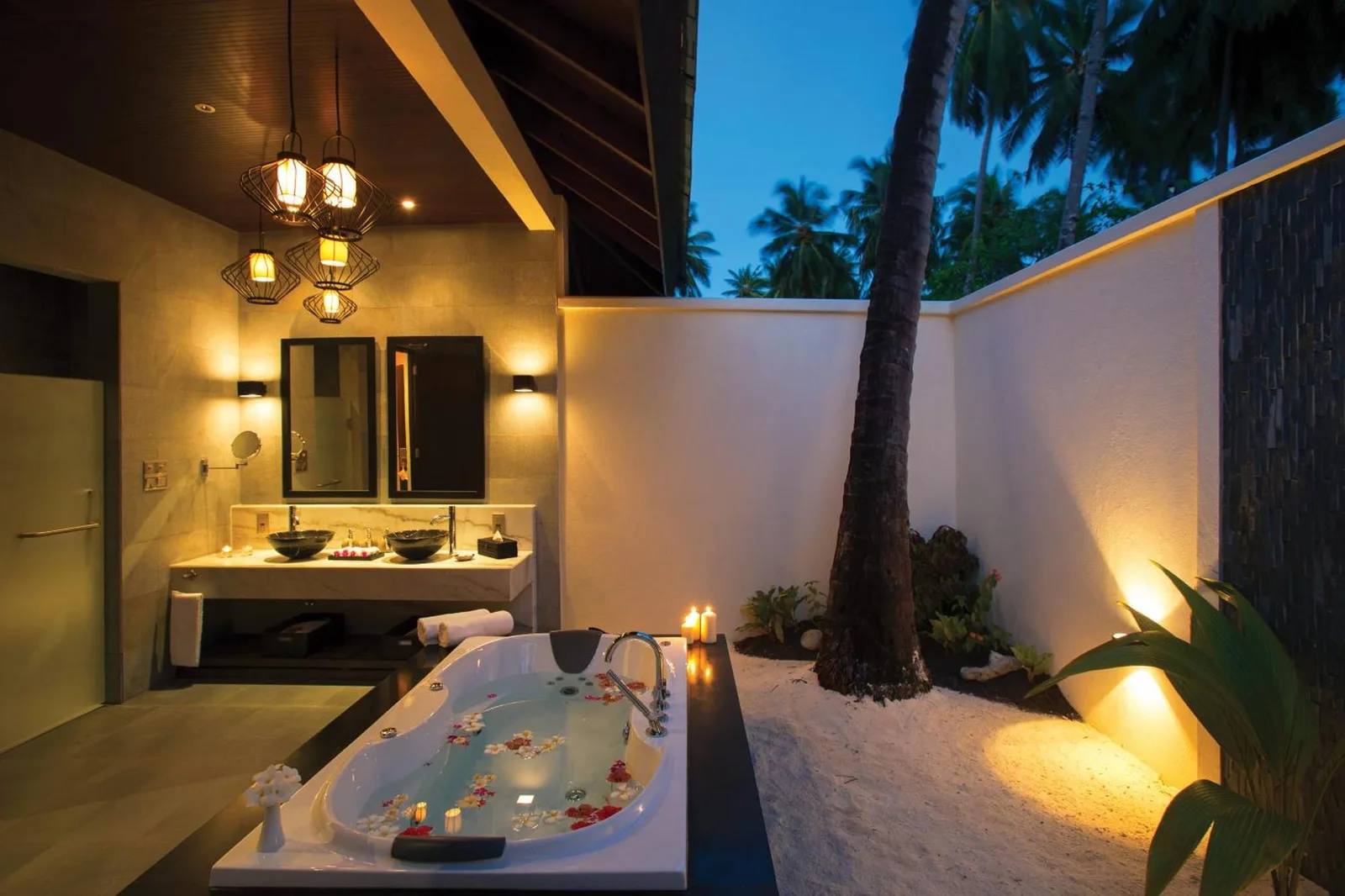 Badezimmer mit Badewanne in einer Villa im Atmosphere Kanifushi