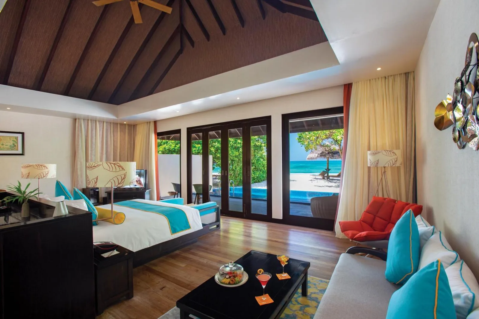 Schlafzimmer in einer Villa im Atmosphere Kanifushi