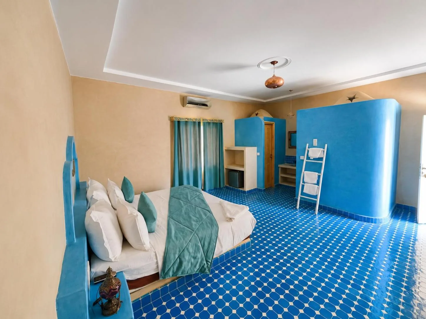 Innenraum eines blau gestalteten Zimmers im Auberge Akabar Merzouga