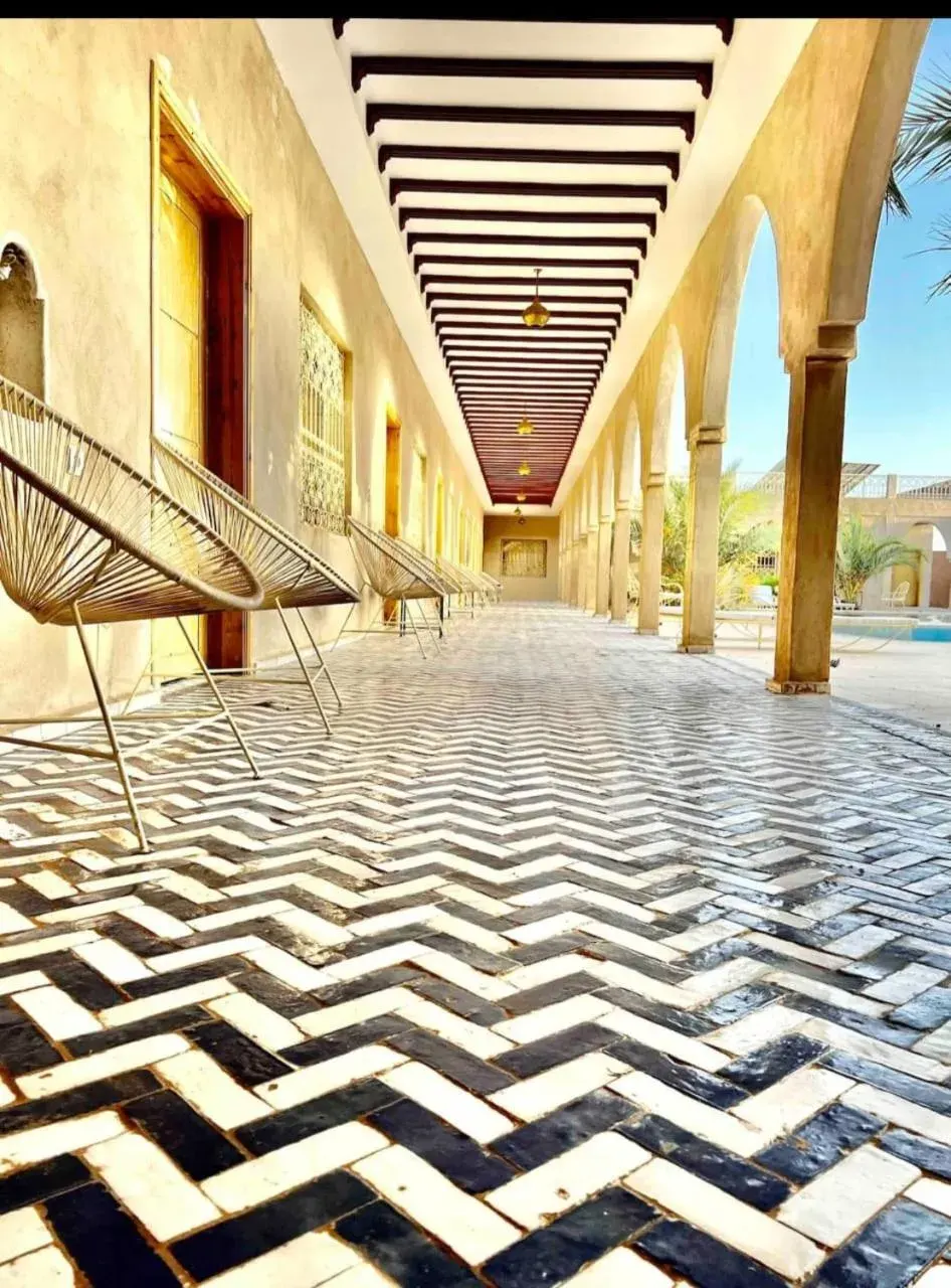 Flur mit Sitzgelegenheiten im Auberge Akabar Merzouga