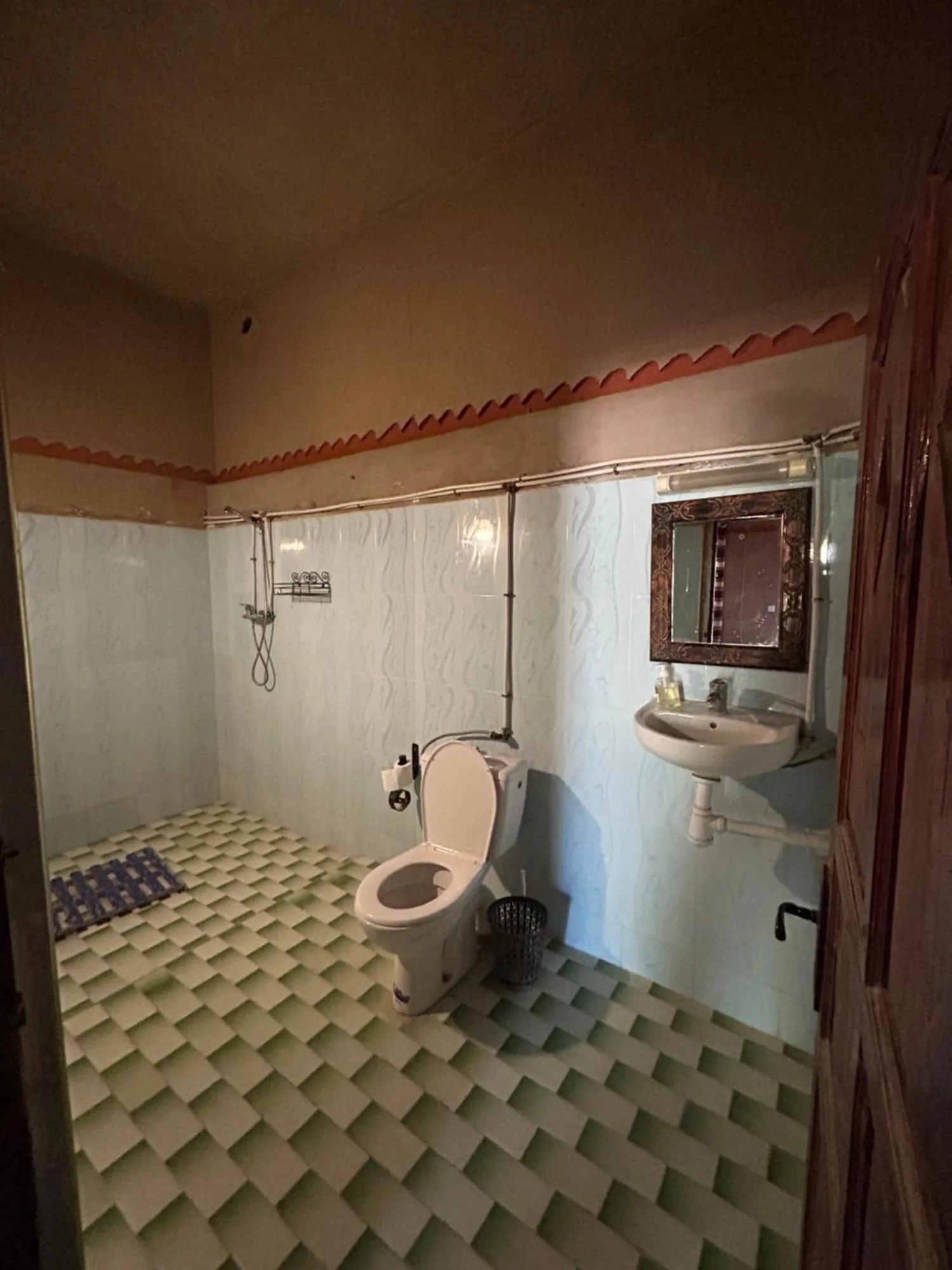 Salle de bains à Auberge Camping La Libertè à Merzouga avec sol carrelé, toilettes et lavabo