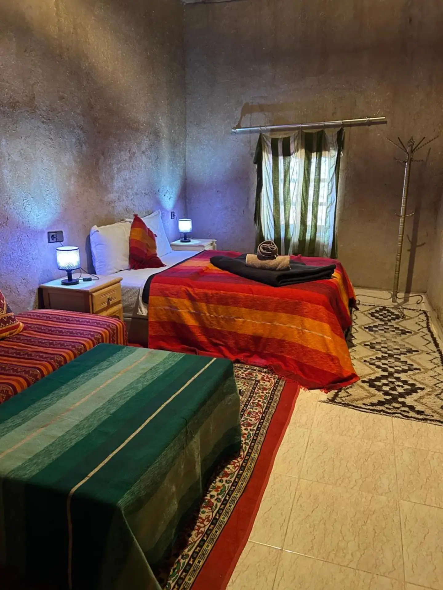 Chambre Triple à Auberge Camping La Libertè à Merzouga avec trois lits et un mobilier traditionnel simple