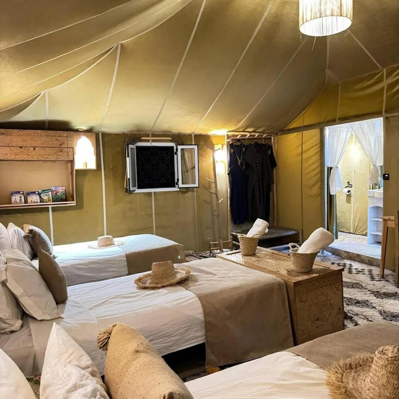 Geräumiges Zeltzimmer im Aurum Dunes Luxury Camp